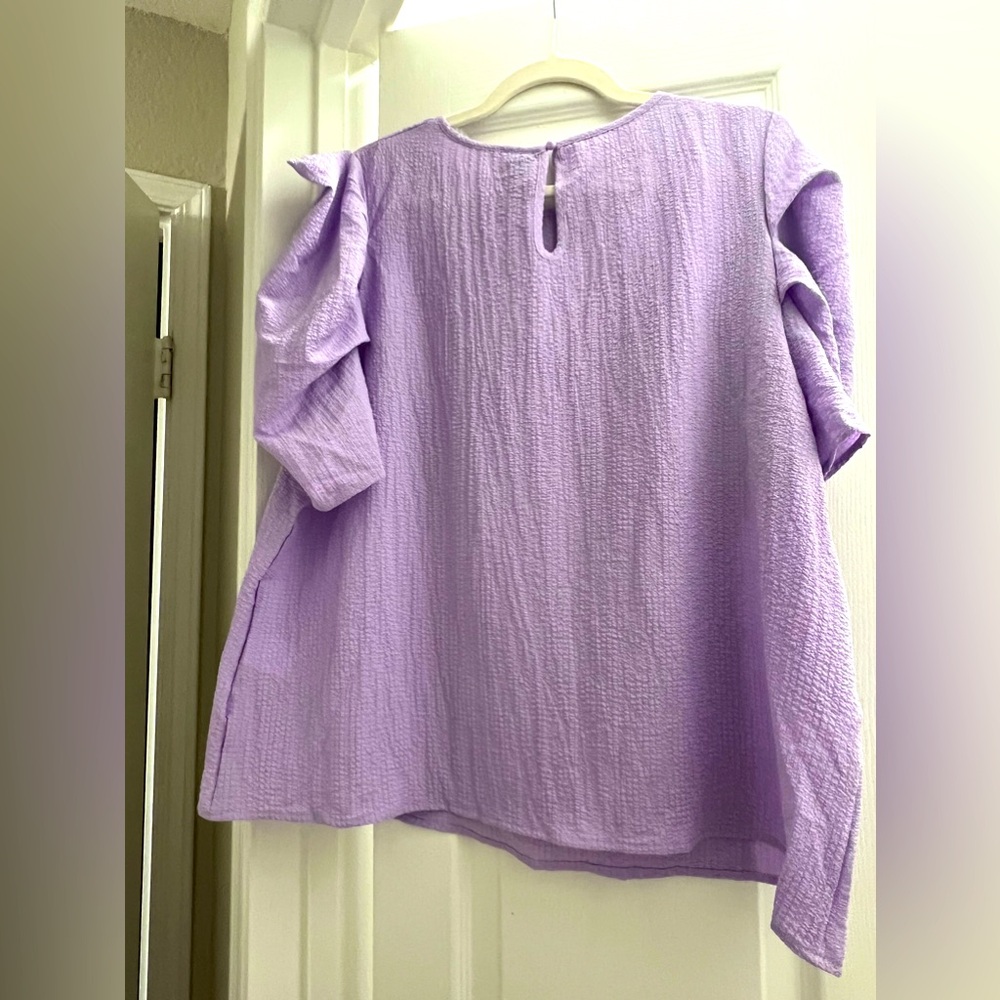 Cute Amazon top! Size 2xl, but would likely fit someone size xl better.